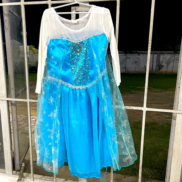 Disney Elsa dress. Size 6-8 year condition 9/10